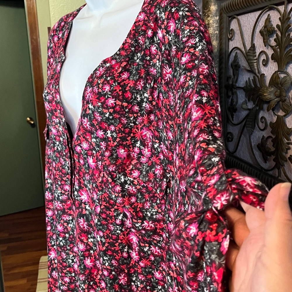 NWT Torrid Harper Top Black/ Red Floral Convertible Sleeve Sz 5 - Picture 5 of 13